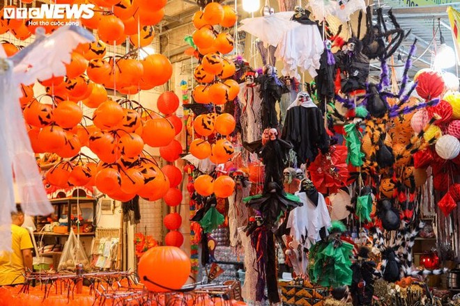 Sau rằm Trung thu, thủ phủ H&agrave;ng M&atilde; lại rực sắc m&agrave;u Halloween - Ảnh 9.