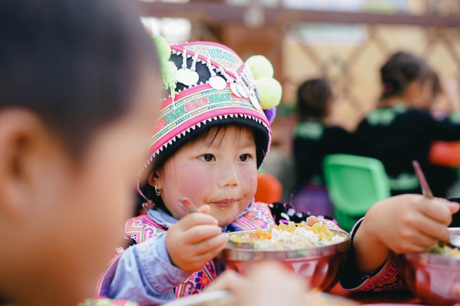 Chuyện chàng Trung úy vùng cao cùng đồng đội hỗ trợ nuôi cơm trưa cho hàng nghìn em nhỏ - Ảnh 3.