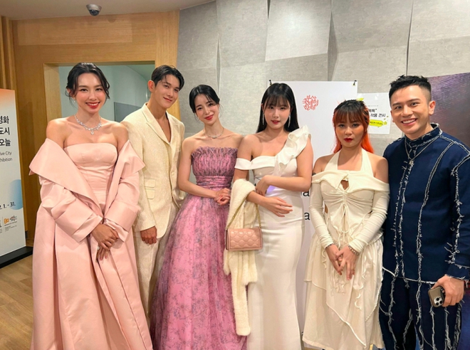 Khung h&igrave;nh g&acirc;y sốt: Lim Ji Yeon đọ sắc Th&ugrave;y Ti&ecirc;n - Hari Won, hot nhất clip quy tụ cả d&agrave;n sao Việt - H&agrave;n - Ảnh 5.