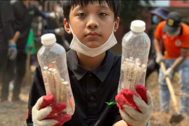 Trưởng nhóm Sài Gòn Xanh nói về hàng trăm tình nguyện viên ngâm mình dưới kênh đen: Tụi mình không làm màu! - Ảnh 1.