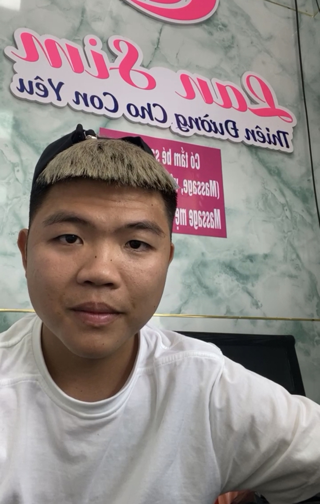 Trung vệ U22 Việt Nam nghỉ dài hạn vì chấn thương chuyển qua livestream bán sữa - Ảnh 2.