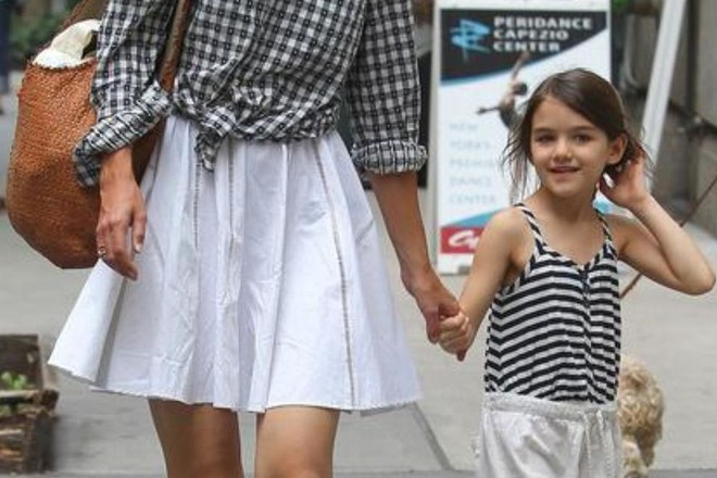 Katie Holmes đ&atilde; nu&ocirc;i dạy con g&aacute;i Suri trở th&agrave;nh một c&ocirc; b&eacute; sống giản dị như thế n&agrave;o? - Ảnh 3.