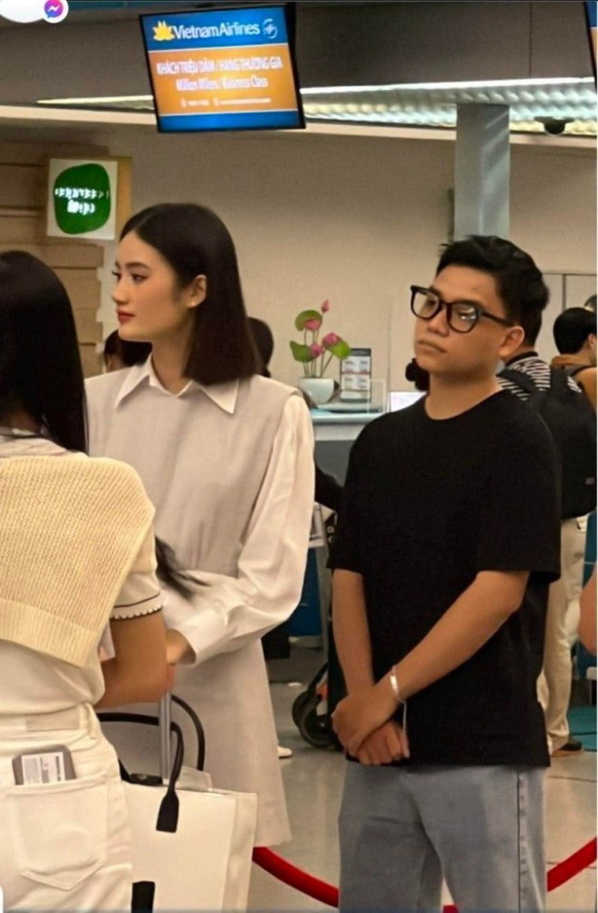 Bạn trai Hoa hậu &Yacute; Nhi khiến netizen thiện cảm: S&oacute;ng gi&oacute; nắm chặt tay, tiễn người y&ecirc;u du học vẫn c&oacute; loạt h&agrave;nh động ghi điểm! - Ảnh 1.