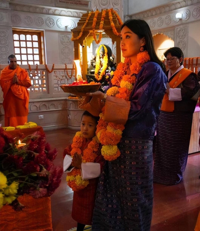 Hoàng hậu vạn người mê của Bhutan lộ diện sau khi hạ sinh công chúa, nhan sắc hiện tại khiến ai cũng bất ngờ - Ảnh 4.