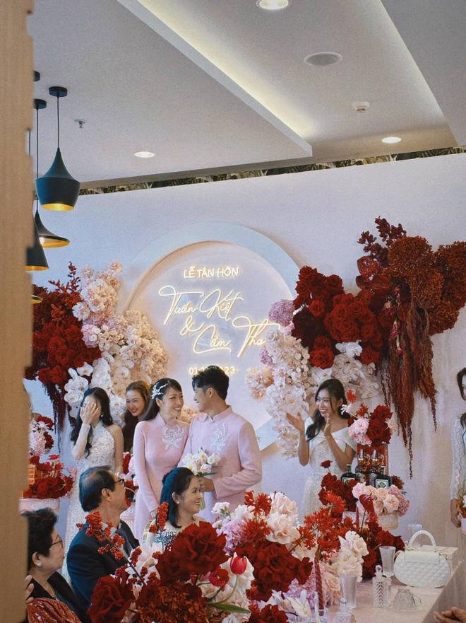 Lễ gia tiên Puka và Gin Tuấn Kiệt: Cô dâu chú rể diện áo dài hồng, Trường Giang làm chủ hôn cùng dàn bê tráp xịn xò - Ảnh 2.
