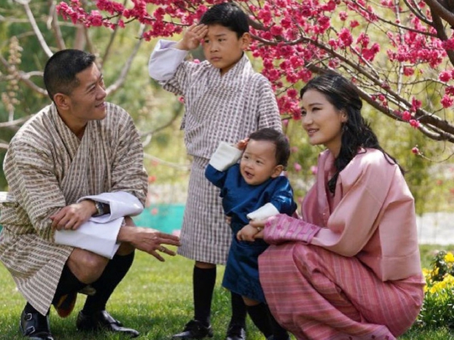 Hoàng hậu vạn người mê của Bhutan lộ diện sau khi hạ sinh công chúa, nhan sắc hiện tại khiến ai cũng bất ngờ - Ảnh 2.
