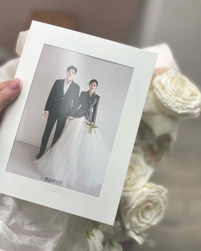 Ảnh cưới lãng mạn của em trai Dara (2NE1) với nữ idol kém 3 tuổi: Cô dâu chú rể cực đẹp đôi nhưng 2 phù dâu mới chiếm spotlight? - Ảnh 3.