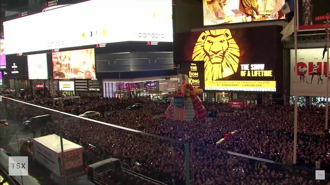 Jung Kook thu hút đám đông khủng tại Mỹ, lấp kín Quảng trường Thời đại với dòng người chờ sân khấu live album Golden! - Ảnh 7.