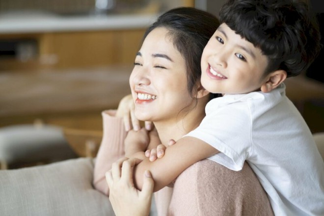 Nghe con trai tr&ograve; chuyện với bạn học, b&agrave; mẹ r&ugrave;ng m&igrave;nh, vội v&agrave;ng thay đổi 1 điều quan trọng - Ảnh 1.