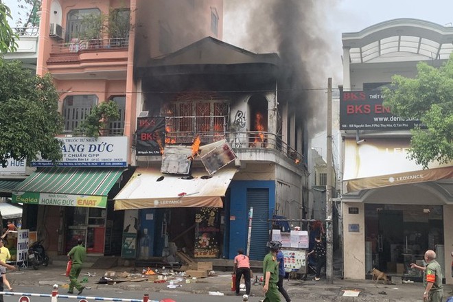 Căn nhà 1 trệt, 1 lầu ở quận Tân Phú - TPHCM bùng lửa sau tiếng nổ - Ảnh 3.