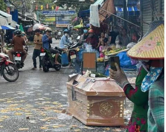 Mang quan tài, ảnh thờ đến nhà chủ hụi để gây áp lực - Ảnh 1.