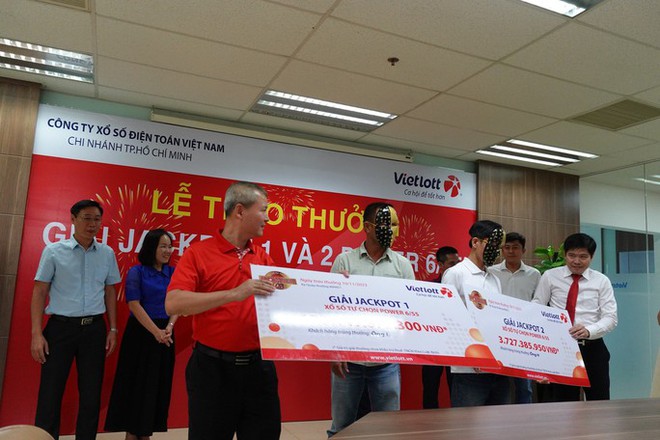 Hai người đến từ TPHCM c&ugrave;ng nhận thưởng giải Jackpot 1 v&agrave; 2 của Vietlott - Ảnh 1.