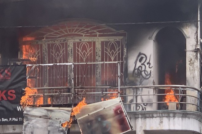 Căn nhà 1 trệt, 1 lầu ở quận Tân Phú - TPHCM bùng lửa sau tiếng nổ - Ảnh 1.