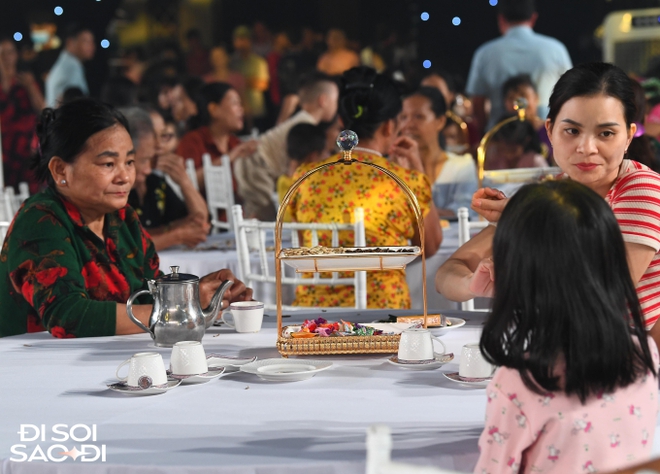 Người dân kéo đến đám cưới Đoàn Văn Hậu đông vui như trẩy hội, tiểu thương mở luôn sạp đồ ăn nhanh - Ảnh 6.