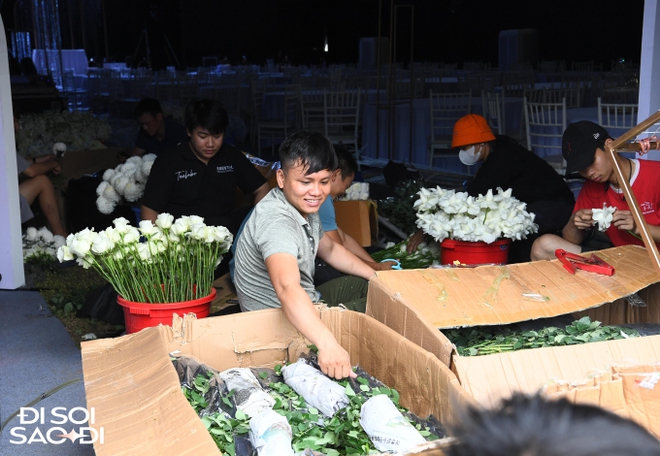 Đám cưới Đoàn Văn Hậu trang trí bằng hoa tươi nhập khẩu, cô dâu Doãn Hải My cử người xuống giám sát cắm hoa - Ảnh 2.