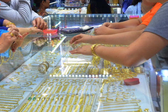 Gi&aacute; v&agrave;ng SJC, v&agrave;ng nhẫn đồng loạt giảm mạnh - Ảnh 1.