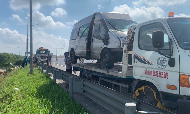 Đ&acirc;m v&agrave;o dải hộ lan tr&ecirc;n cao tốc H&agrave; Nội - Hải Ph&ograve;ng, &ocirc; t&ocirc; 16 chỗ biến dạng - Ảnh 2.