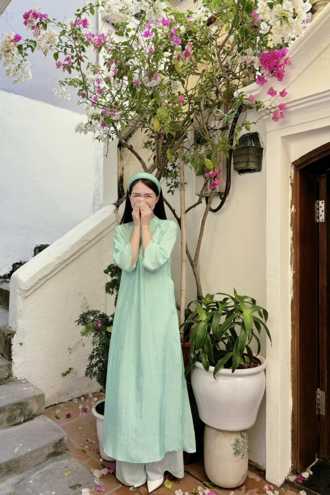 Cam thường soi nhan sắc Ho&agrave; Minzy dự đ&aacute;m hỏi Văn Hậu, so với ảnh sống ảo liệu c&oacute; kh&aacute;c? - Ảnh 10.