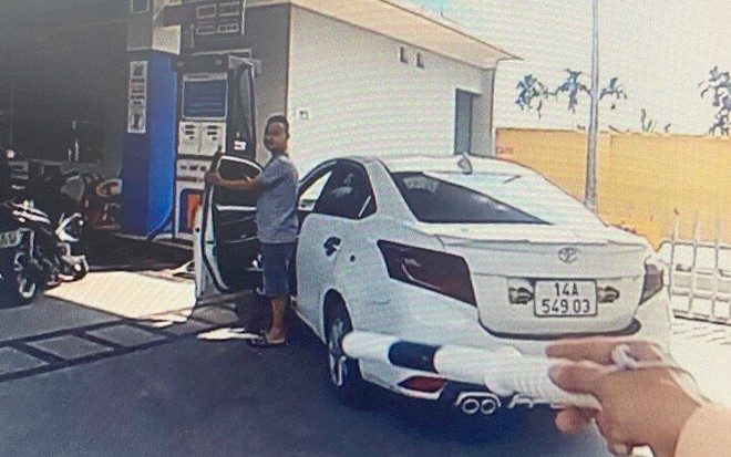 Bắt giữ t&agrave;i xế chạy l&ugrave;i &ocirc; t&ocirc; để trốn kiểm tra nồng độ cồn tr&ecirc;n Quốc lộ 18 - Ảnh 3.
