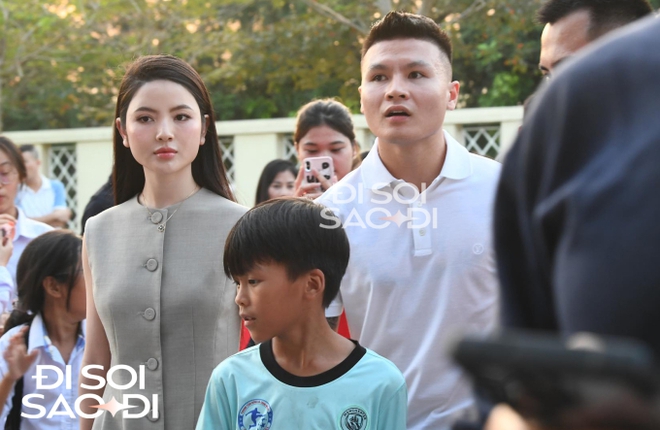 Quang Hải tay trong tay với Chu Thanh Huyền, c&ugrave;ng d&agrave;n cầu thủ đến dự đ&aacute;m cưới của Văn Hậu - Ảnh 1.