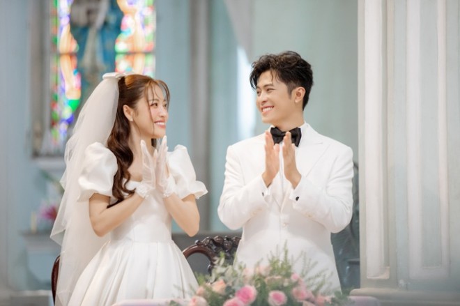 Trọn vẹn lễ h&ocirc;n phối của Puka v&agrave; Gin Tuấn Kiệt: Cặp đ&ocirc;i lộng lẫy giữa th&aacute;nh đường, 1 sao Việt bật kh&oacute;c sau 4 lần dự cưới - Ảnh 2.