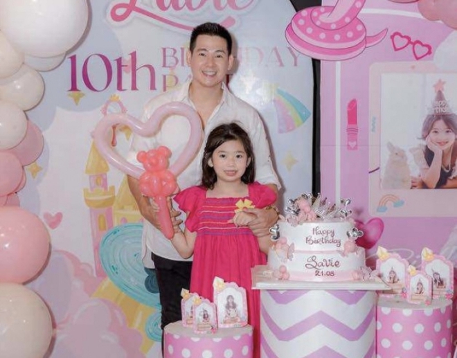 Ph&ugrave;ng Ngọc Huy phản ứng sao khi nh&igrave;n thấy h&igrave;nh ảnh con g&aacute;i Lavie đọc b&aacute;o b&ecirc;n vệ đường? - Ảnh 4.