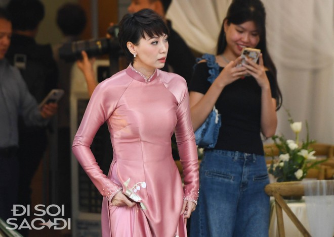 Ho&agrave; Minzy đọ sắc với vợ H&agrave; Đức Chinh, Th&agrave;nh Chung khi c&ugrave;ng diện &aacute;o d&agrave;i duy&ecirc;n d&aacute;ng trong đ&aacute;m cưới Đo&agrave;n Văn Hậu - Ảnh 10.