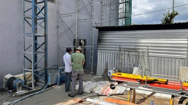 Vụ đứt c&aacute;p r&ograve;ng rọc khiến 3 người chết: Thương t&acirc;m ho&agrave;n cảnh người cha phụ hồ v&agrave; con g&aacute;i - Ảnh 2.