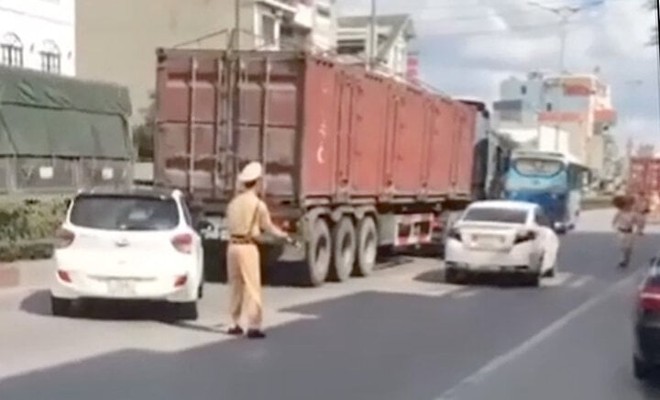 Bắt giữ t&agrave;i xế chạy l&ugrave;i &ocirc; t&ocirc; để trốn kiểm tra nồng độ cồn tr&ecirc;n Quốc lộ 18 - Ảnh 2.