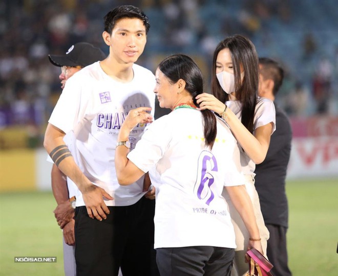 2 th&aacute;i cực tr&aacute;i ngược giữa nh&agrave; Đo&agrave;n Văn Hậu v&agrave; bố mẹ Do&atilde;n Hải My, c&ocirc; d&acirc;u được khen v&igrave; lu&ocirc;n thể hiện EQ 1000 điểm - Ảnh 6.