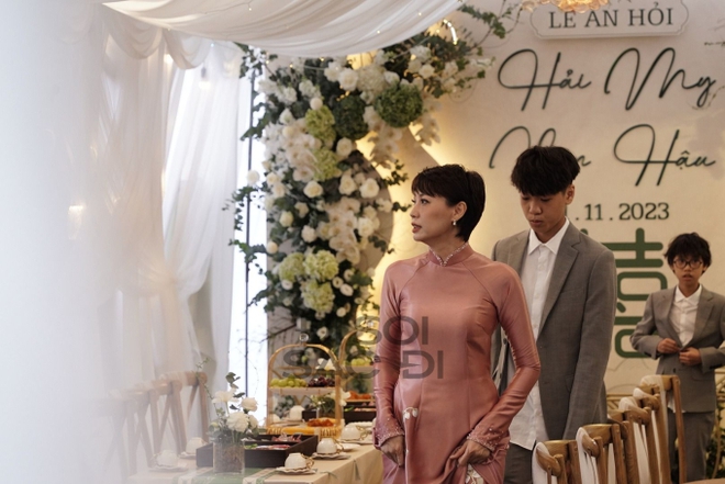 Do&atilde;n Hải My ch&iacute;nh thức lộ diện trong đ&aacute;m hỏi, Đo&agrave;n Văn Hậu ngồi xe 50 tỷ c&ugrave;ng đo&agrave;n x&iacute;ch l&ocirc; mang s&iacute;nh lễ khủng đến nh&agrave; g&aacute;i - Ảnh 5.