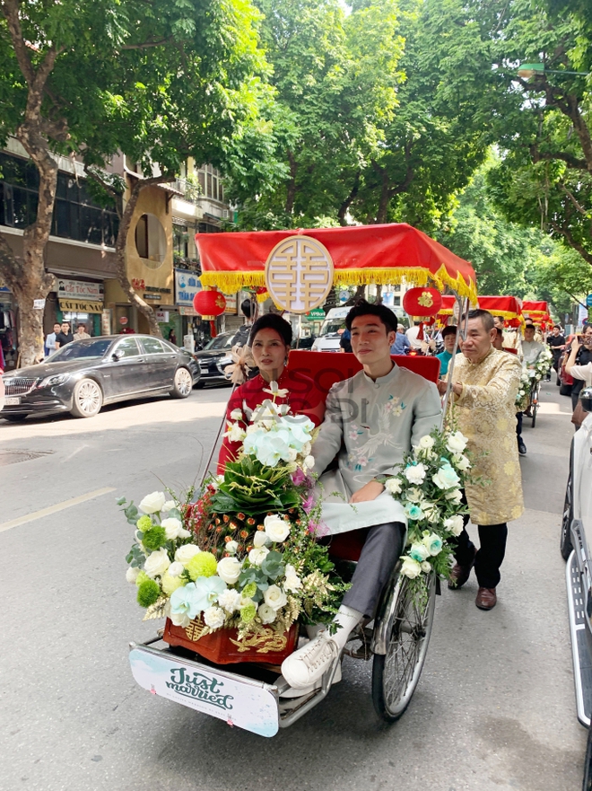Hai b&agrave; sui nh&agrave; Đo&agrave;n Văn Hậu v&agrave; Do&atilde;n Hải My &ocirc;m nhau cười rạng rỡ, mẹ ch&uacute; rể c&oacute; chia sẻ đầu ti&ecirc;n trong ng&agrave;y rước d&acirc;u - Ảnh 5.