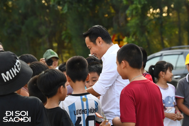 Quang Hải tay trong tay với Chu Thanh Huyền, c&ugrave;ng d&agrave;n cầu thủ đến dự đ&aacute;m cưới của Văn Hậu - Ảnh 8.