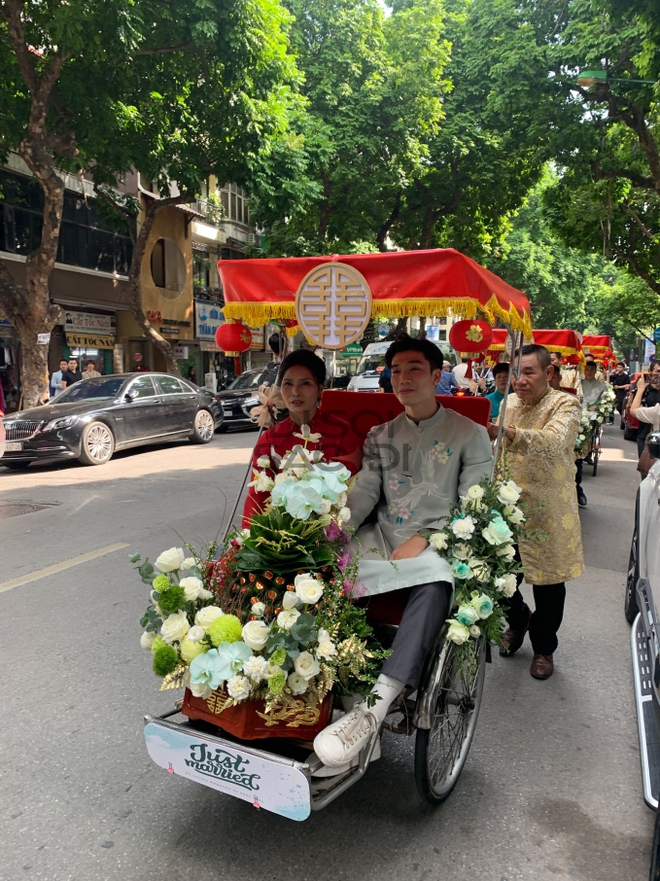 Do&atilde;n Hải My ch&iacute;nh thức lộ diện trong đ&aacute;m hỏi, Đo&agrave;n Văn Hậu ngồi xe 50 tỷ c&ugrave;ng đo&agrave;n x&iacute;ch l&ocirc; mang s&iacute;nh lễ khủng đến nh&agrave; g&aacute;i - Ảnh 4.