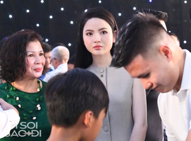 Chu Thanh Huyền d&ugrave;ng tay quạt cho mẹ Quang Hải, lộ hint th&acirc;n mật thế n&agrave;y liệu sắp th&agrave;nh mẹ chồng con d&acirc;u? - Ảnh 4.