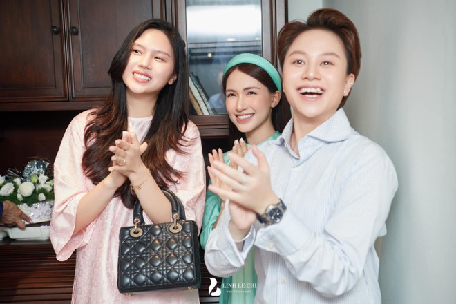 Cam thường soi nhan sắc Ho&agrave; Minzy dự đ&aacute;m hỏi Văn Hậu, so với ảnh sống ảo liệu c&oacute; kh&aacute;c? - Ảnh 7.