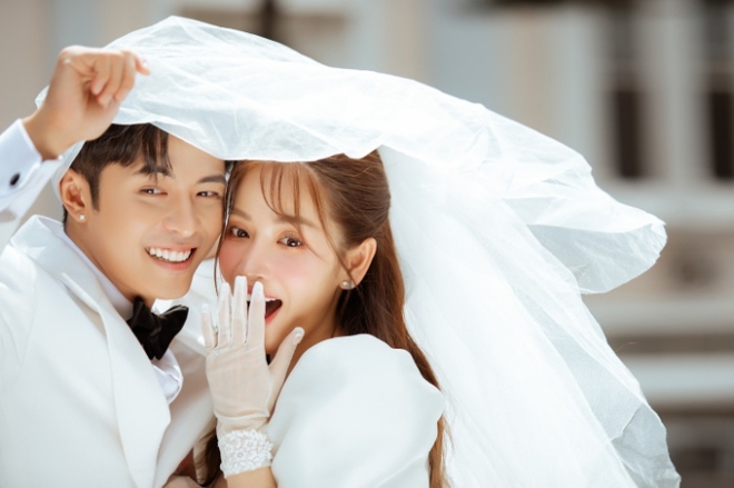 Trọn vẹn lễ h&ocirc;n phối của Puka v&agrave; Gin Tuấn Kiệt: Cặp đ&ocirc;i lộng lẫy giữa th&aacute;nh đường, 1 sao Việt bật kh&oacute;c sau 4 lần dự cưới - Ảnh 8.