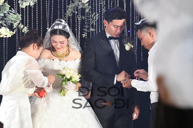 Do&atilde;n Hải My rạng rỡ nhận v&agrave;ng mẹ chồng trao, n&oacute;i một c&acirc;u thể hiện vừa đẹp lại kh&eacute;o - Ảnh 4.
