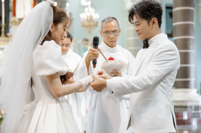 Trọn vẹn lễ h&ocirc;n phối của Puka v&agrave; Gin Tuấn Kiệt: Cặp đ&ocirc;i lộng lẫy giữa th&aacute;nh đường, 1 sao Việt bật kh&oacute;c sau 4 lần dự cưới - Ảnh 7.