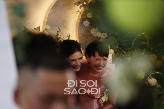 Hai b&agrave; sui nh&agrave; Đo&agrave;n Văn Hậu v&agrave; Do&atilde;n Hải My &ocirc;m nhau cười rạng rỡ, mẹ ch&uacute; rể c&oacute; chia sẻ đầu ti&ecirc;n trong ng&agrave;y rước d&acirc;u - Ảnh 2.