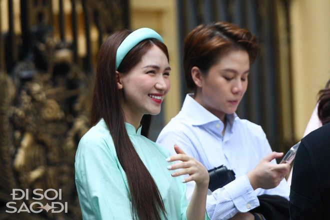 Ho&agrave; Minzy đọ sắc với vợ H&agrave; Đức Chinh, Th&agrave;nh Chung khi c&ugrave;ng diện &aacute;o d&agrave;i duy&ecirc;n d&aacute;ng trong đ&aacute;m cưới Đo&agrave;n Văn Hậu - Ảnh 6.