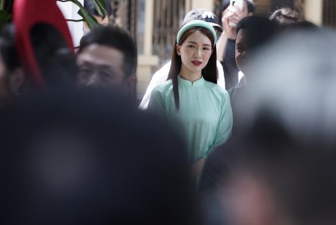 Cam thường soi nhan sắc Ho&agrave; Minzy dự đ&aacute;m hỏi Văn Hậu, so với ảnh sống ảo liệu c&oacute; kh&aacute;c? - Ảnh 5.