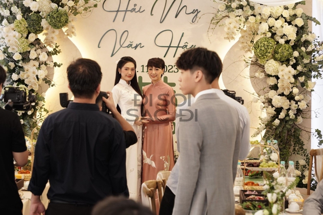 Do&atilde;n Hải My ch&iacute;nh thức lộ diện trong đ&aacute;m hỏi, Đo&agrave;n Văn Hậu ngồi xe 50 tỷ c&ugrave;ng đo&agrave;n x&iacute;ch l&ocirc; mang s&iacute;nh lễ khủng đến nh&agrave; g&aacute;i - Ảnh 1.