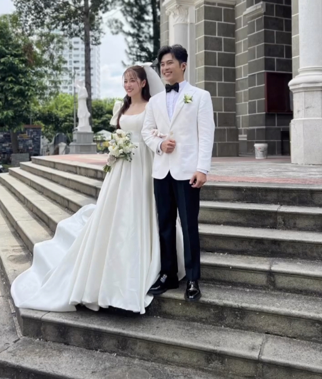 Puka và Gin Tuấn Kiệt tổ chức đám cưới ở nhà thờ vào sáng nay: Cô dâu suýt rơi nhẫn, hé lộ sao nữ Vbiz bắt được hoa - Ảnh 2.