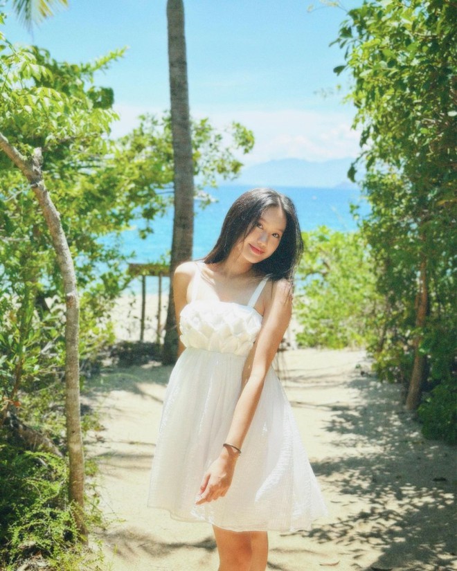 C&ocirc; d&acirc;u của Đo&agrave;n Văn Hậu: Tiểu thư H&agrave; th&agrave;nh m&ecirc; diện đồ local brand b&igrave;nh d&acirc;n, style thanh lịch s&agrave;nh điệu ai cũng m&ecirc; - Ảnh 4.