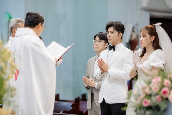 Trọn vẹn lễ h&ocirc;n phối của Puka v&agrave; Gin Tuấn Kiệt: Cặp đ&ocirc;i lộng lẫy giữa th&aacute;nh đường, 1 sao Việt bật kh&oacute;c sau 4 lần dự cưới - Ảnh 5.