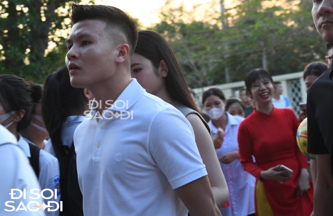 Quang Hải tay trong tay với Chu Thanh Huyền, c&ugrave;ng d&agrave;n cầu thủ đến dự đ&aacute;m cưới của Văn Hậu - Ảnh 3.