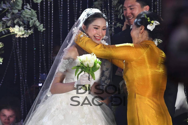 Do&atilde;n Hải My rạng rỡ nhận v&agrave;ng mẹ chồng trao, n&oacute;i một c&acirc;u thể hiện vừa đẹp lại kh&eacute;o - Ảnh 2.