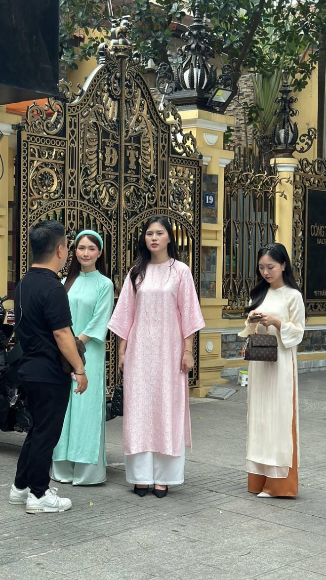 Cam thường soi nhan sắc Ho&agrave; Minzy dự đ&aacute;m hỏi Văn Hậu, so với ảnh sống ảo liệu c&oacute; kh&aacute;c? - Ảnh 3.