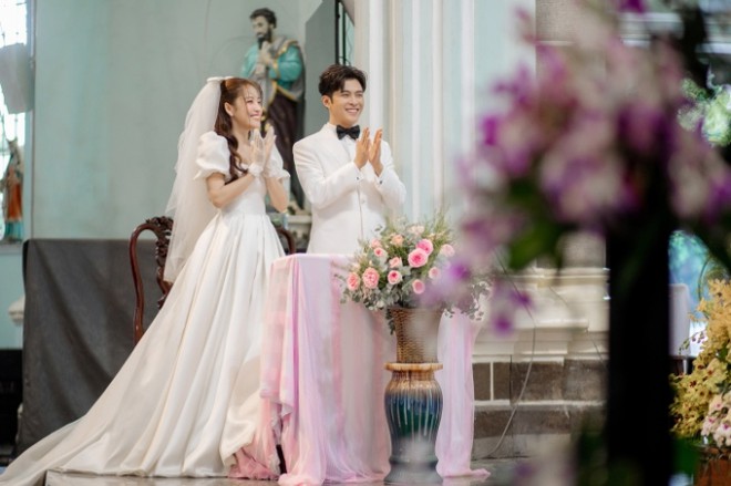 Trọn vẹn lễ h&ocirc;n phối của Puka v&agrave; Gin Tuấn Kiệt: Cặp đ&ocirc;i lộng lẫy giữa th&aacute;nh đường, 1 sao Việt bật kh&oacute;c sau 4 lần dự cưới - Ảnh 4.